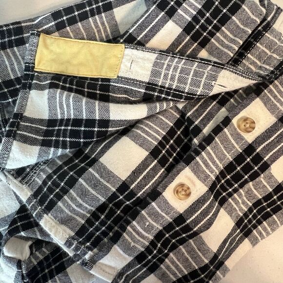 Duluth trading company black plaid flannel button down size Medium - Picture 9 of 9